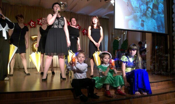 Депутат Иван Карнилин наградил всех участников конкурса «Воспитатель года 2015»