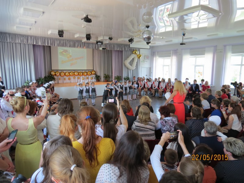Депутат Иван Карнилин поздравил  педагогов и учеников гимназии № 184  Ленинского района с праздником последнего звонка