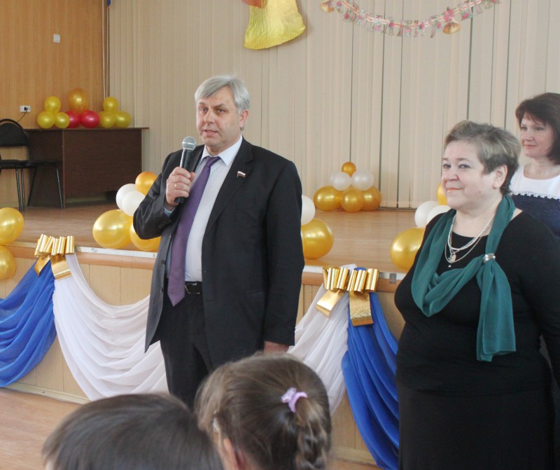 Депутат Н.М. Шумилков посетил торжественные линейки в школах Сормовского района