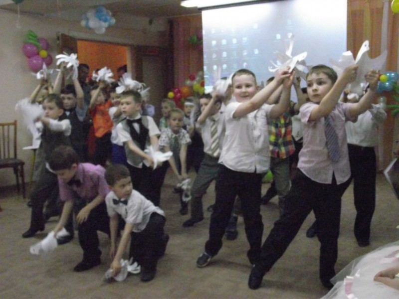 Депутат Иван Карнилин подарил книги детям – выпускникам детских садов