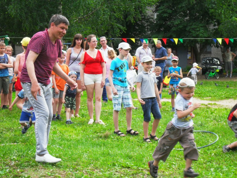 Депутат Иван Карнилин  открыл детскую площадку на улице Геройской