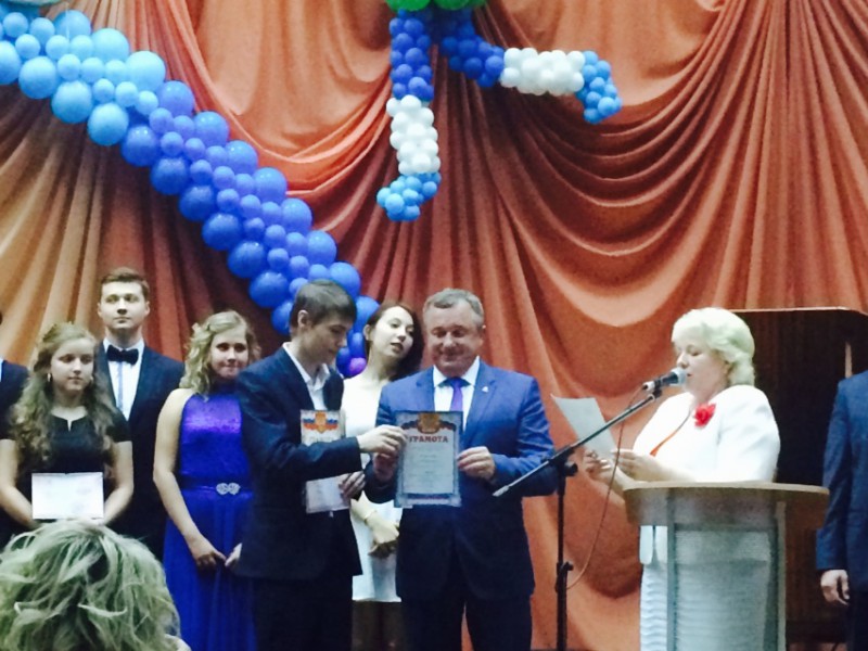 Депутат Игорь Тюрин вручил выпускникам школ микрорайона Мещерское озеро золотые медали и дипломы об окончании школы