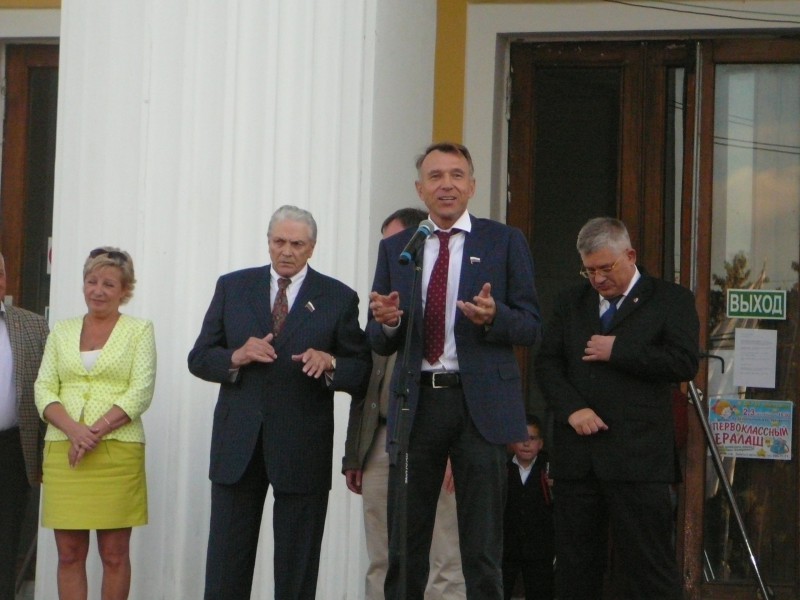 Награждение будущих первоклассников из многодетных семей Автозаводского района прошло при участии депутата В.Е. Пушкина