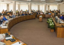 Приоритетные задачи:  финансирование социальных обязательств городского бюджета и увеличение расходов на льготное питание школьников