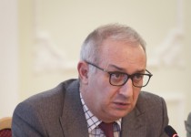 «Деньги, которые направляются на ремонт дорог, надо расходовать не только на ямочный ремонт, но и частично  на развитие дорог, на капремонт по современным технологиям», - Алексей Гойхман