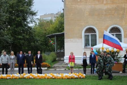 Депутат Владимир Герасичкин принял участие в торжественной линейке