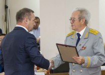 Областная организация Российского союза ветеранов наградила  депутата Н.И.Ингликова за помощь в увековечении памяти погибших воинов Великой Отечественной войны