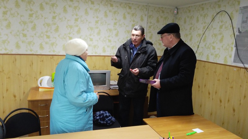 Депутат Николай Сатаев на личном приеме вручил медали «ДЕТИ ВОЙНЫ» жителям Канавинского района