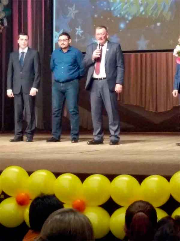 Депутат Николай Сатаев поздравил гимназию №50 с 80-летним юбилеем