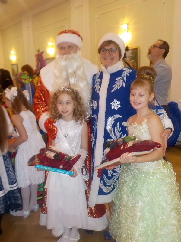 Депутат О. В. Балакина вручила новогодние подарки детям, ветеранам и самым активным жителям своего округа