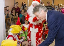 Иван Карнилин вручил подарки воспитанникам детского сада № 155