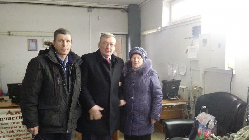 На депутатском приеме Николай Сатаев вручил медали «Дети войны»