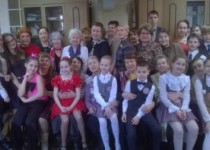 Литературно-музыкальную композицию «Женщины России» подарили активным жительницам ТОС квартала Энгельса и бульвара Юбилейный