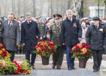 «Спасибо нашим дорогим ветеранам за Победу, за чистое небо над нашими головами, за восстановленную из руин страну», - Иван Карнилин