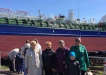 Активисты ТОС на очередном спуске танкера