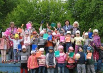 Нам солнце дарит звонкий праздник