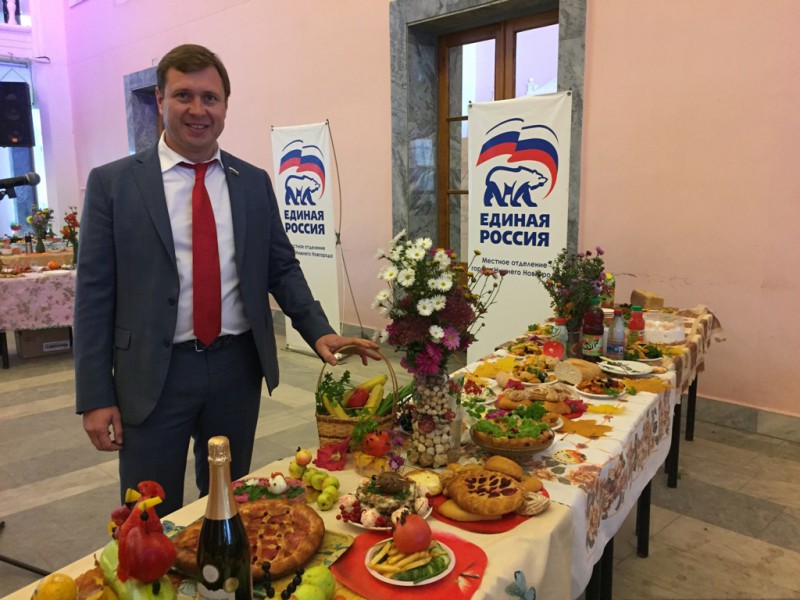 Депутат Станислав Покопович приветствовал участников фестиваля Дары осени