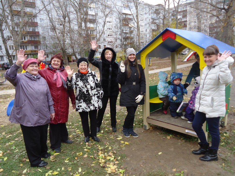 Жители улицы Островского благодарят депутата Владимира Герасичкина за благоустройство детской площадки