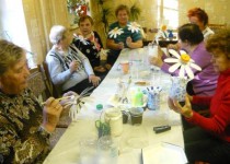 В Совете общественного самоуправления ТОС Кузнечиха – 1 пластик превращали в цветы