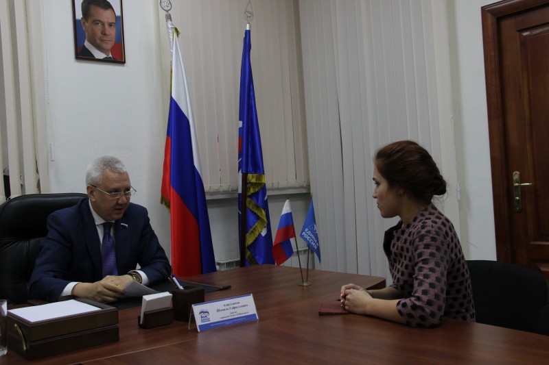 Депутат Шамиль Аляутдинов провел прием жителей в региональной общественной приемной председателя партии «ЕДИНАЯ РОССИЯ» Д.А. Медведева