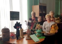 Коллекцию работ в технике плетения из бумажных трубочек представили на выставке мастерицы ТОС поселка Комсомольский