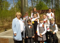 В микрорайоне Этна-1ко Дню Победы возложили цветы