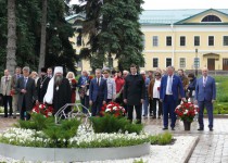 Николай Сатаев: «Символично, что День России и День города начинается с проявления уважения и благодарной памяти основателю города Георгию Всеволодовичу и Козьме Минину»