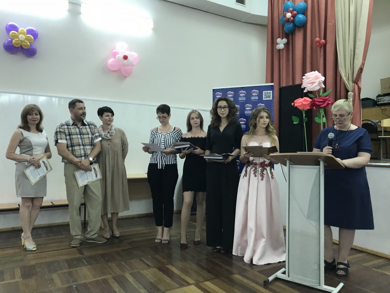 Депутат Станислав Прокопович вручил почетные грамоты лучшим ученикам школы №110 Канавинского района
