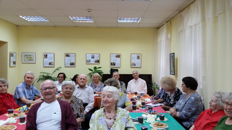 Гости музыкально-литературной гостиной в библиотеке им. Добролюбова поблагодарили Вадима Агафонова за поддержку