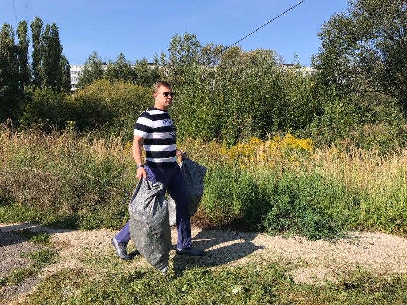 Станислав Прокопович принял участие в субботнике по очистке берегов реки Левинка от мусора