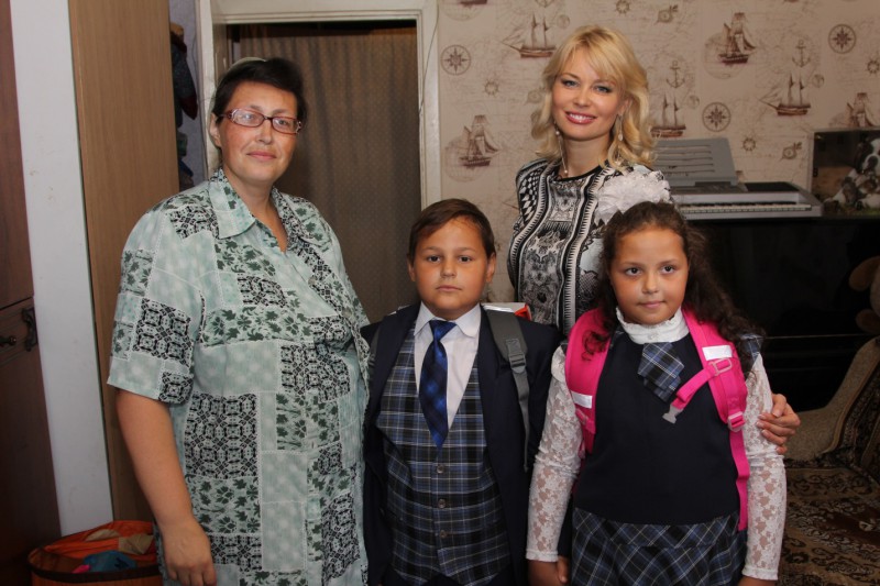 Анна Татаринцева помогла близнецам–первоклассникам с приобретением школьной формы и рюкзаков