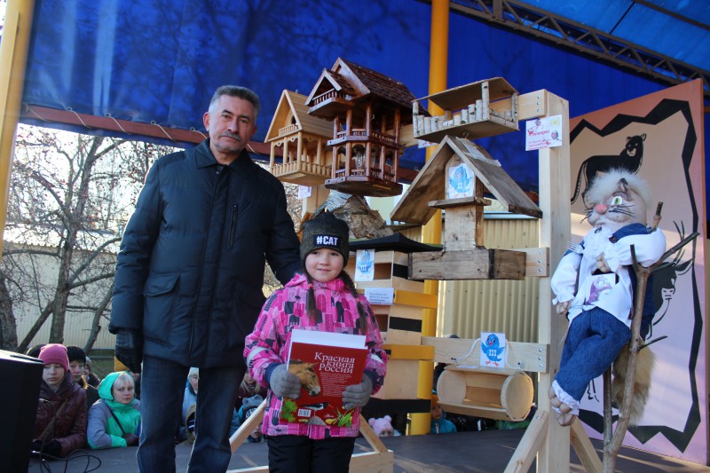 Владимир Герасичкин наградил участников городского конкурса на лучшую кормушку для птиц