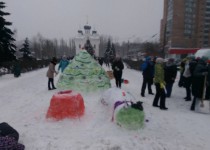 Ледовый городок появился на проспекте 70-летия Октября в Сормовском районе