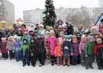 Новогодние праздничные мероприятия «Зимние забавы у новогодней ёлки» в Ленинском районе