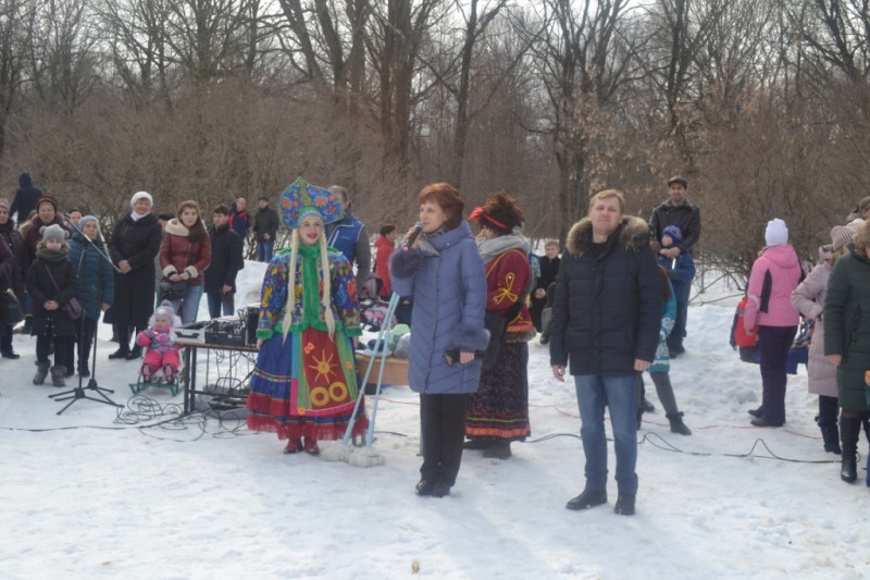 Надежда Мельникова поздравила жителей Ленинского района с Масленицей