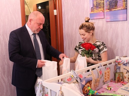 Андрей Дранишников поздравил семью Любиных с рождением тройни