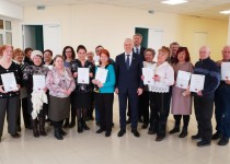 Шамиль Аляутдинов вручил сертификаты выпускникам компьютерных курсов