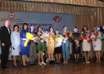 Роман Буланов поздравил победителя городского конкурса «Учитель года-2019»