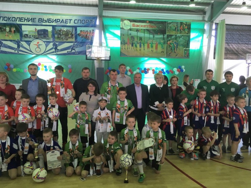 Артем Савин поздравил юных футболистов с выходом в финал первенства Автозаводского района