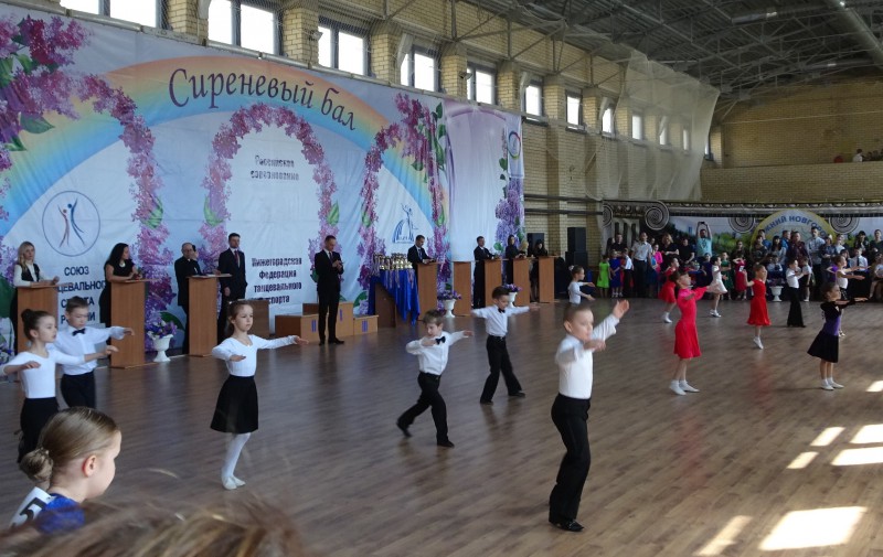 При поддержке Игоря Богданова в школе №91 прошел «Сиреневый бал»