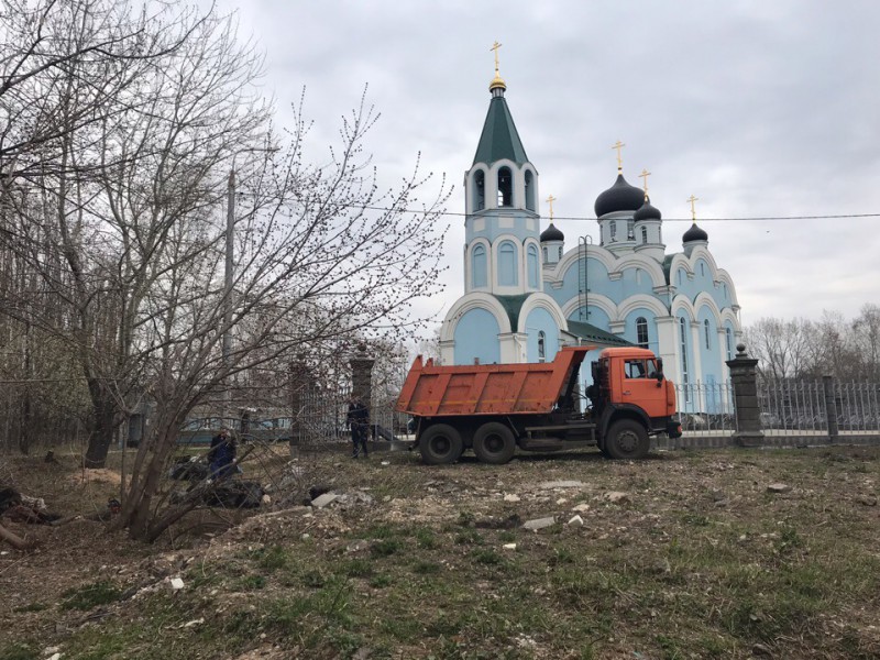 Станислав Прокопович организовал вывоз мусора после субботника у храма на ул. Люкина