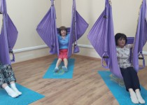 Занятие по воздушной йоге для приокчанок «серебряного» возраста