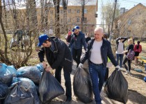 Шамиль Аляутдинов провел субботник у Памятника воинам, павшим в Великой Отечественной войне