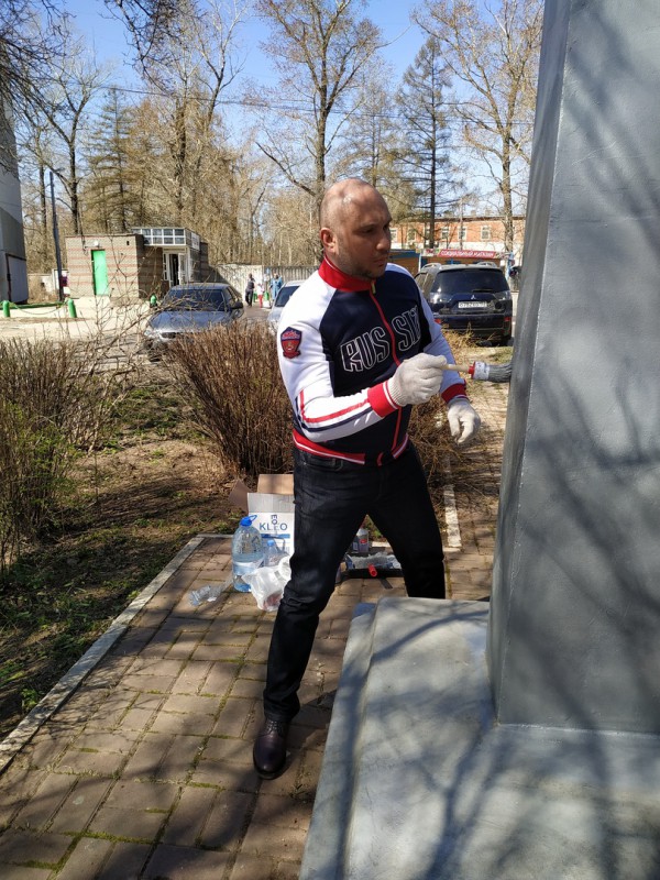 Владимир Поддымников-Гордеев организовал покраску памятника «Слава павшим воинам» в Приокском районе