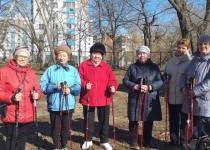 В ТОС «Комсомольский» проводятся занятия по скандинавской ходьбе