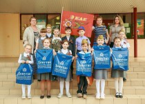 Ребята школы № 63 ТОС №7 поздравили ветеранов с Днём Победы