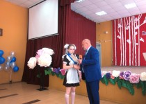 Андрей Дранишников вручил благодарности активным выпускникам школы №177
