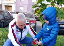 Шамиль Аляутдинов принял участие в высадке цветов во дворе дома на ул. Родионова
