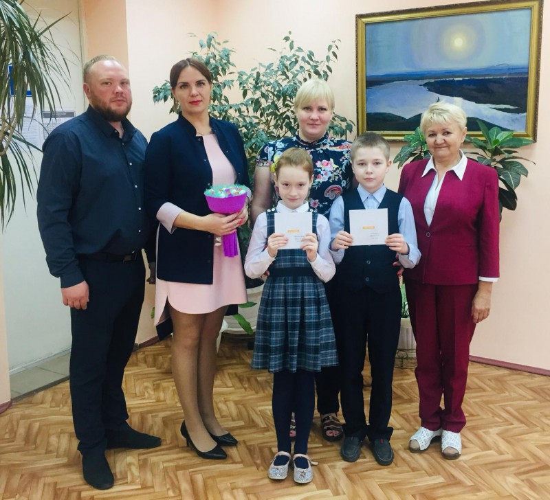 Владимир Амельченко выплачивает премии отличникам школ своего избирательного округа