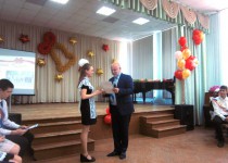 Андрей Дранишников наградил отличившихся выпускников пяти школ Ленинского района